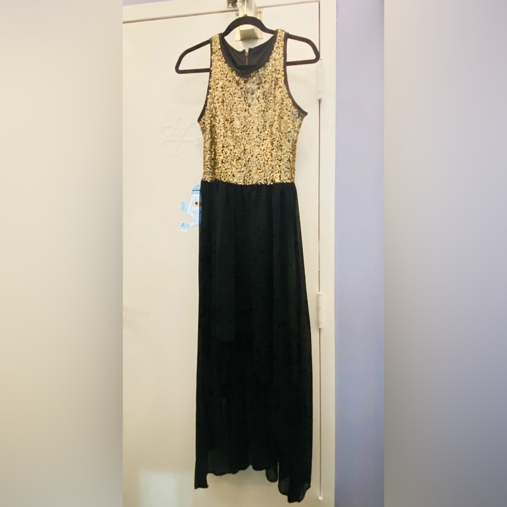 Long gold sequin dress 🖤💛